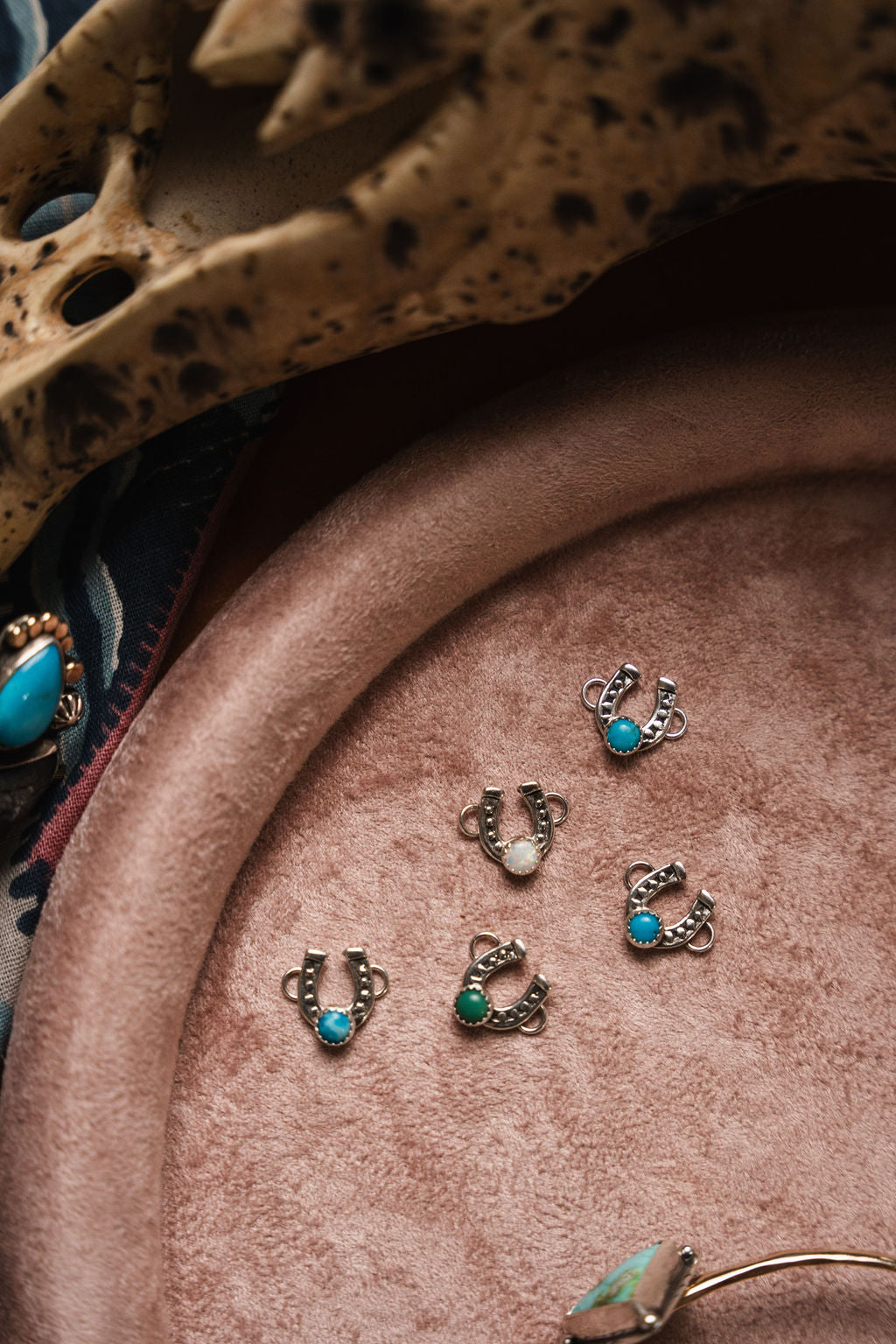 Horseshoe Connector w/4mm Kingman Turquoise