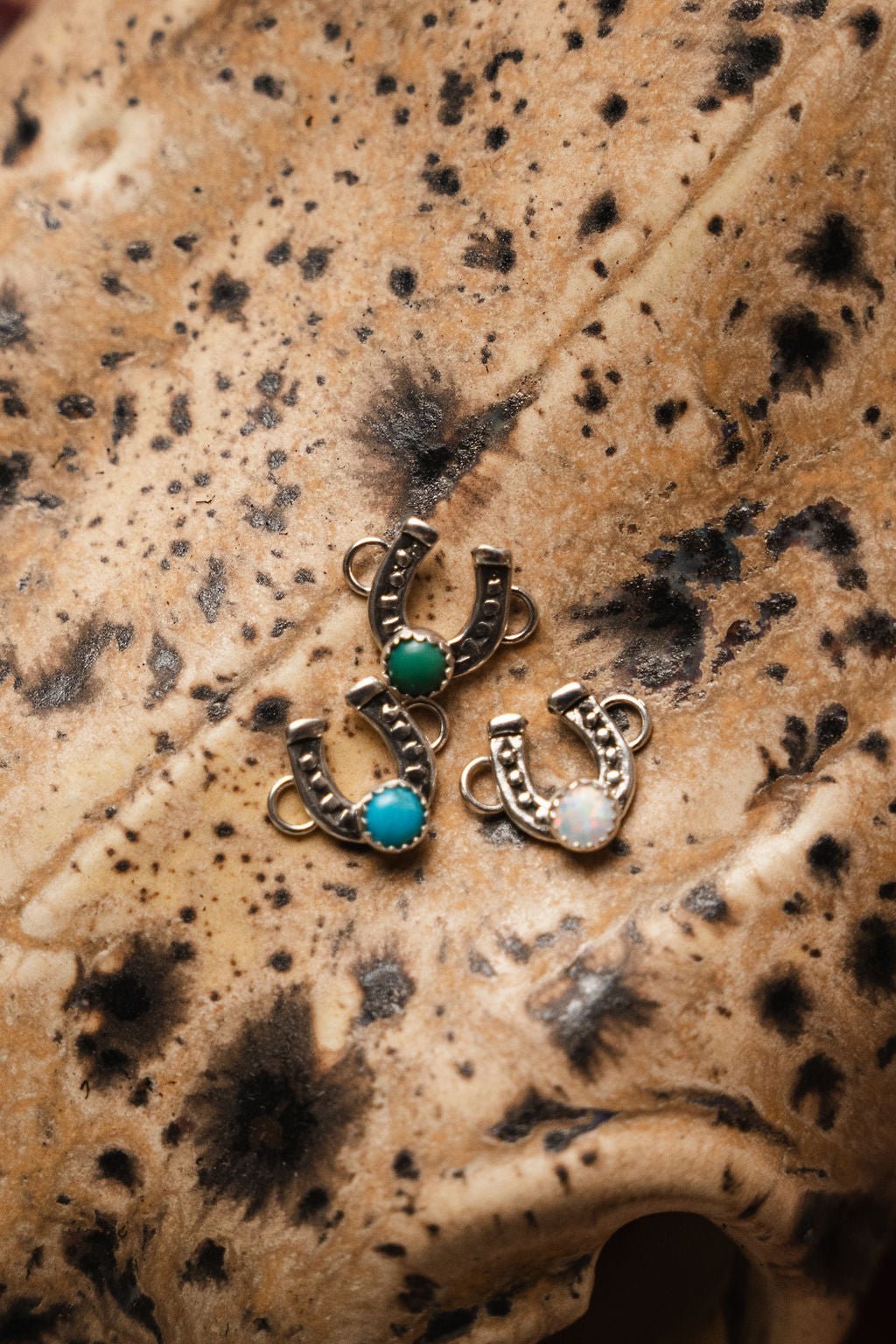 Horseshoe Connector w/4mm Kingman Turquoise