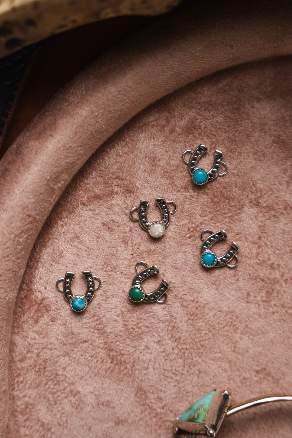 Horseshoe Connector w/4mm Kingman Turquoise